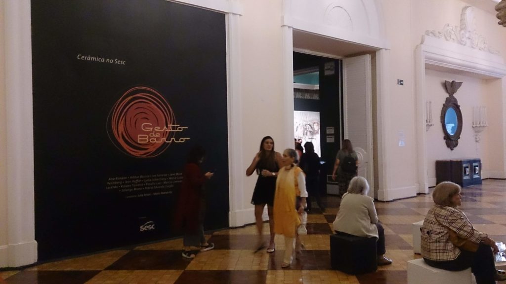 Salão nobre do sesc quitandinha entrada da exposição Gesto de Barro - Cerâmica no Sesc
